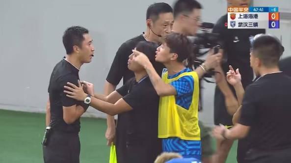 今日，电影发布一组由奥梅尔·尤祖亚克饰演的瓦迪尔的全新剧照，与法提玛温暖相拥、帮助宗大伟成朗找药、遇到叛军车时即使跌倒也要让大家“快跑”，以及为了保护中国同伴将枪口对准自己，外国朋友瓦迪尔的善意一幕幕浮现在眼前